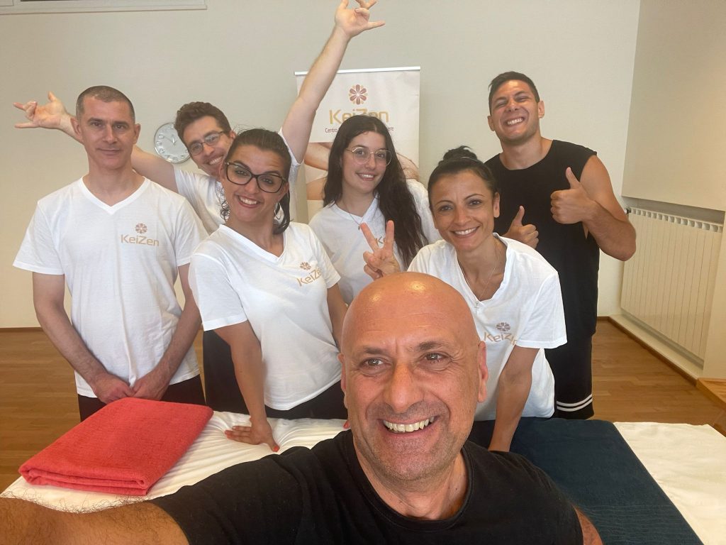 Studenti del corso di massaggio KEIZEN in pratica