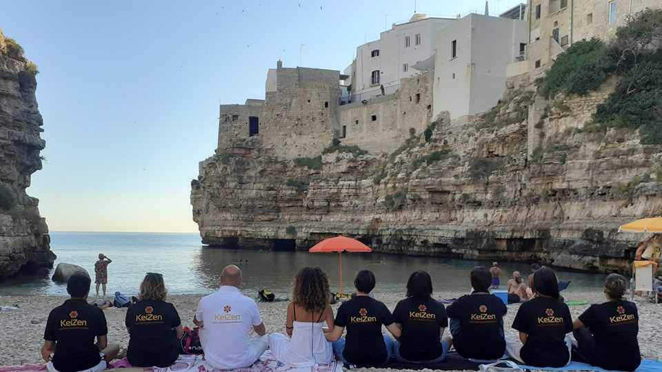 La famiglia Keizen in meditazione a Cala Monachile, Polignano a Mare